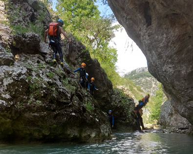 Saut dans le Canyon de l'Artuby affluent du Verdon